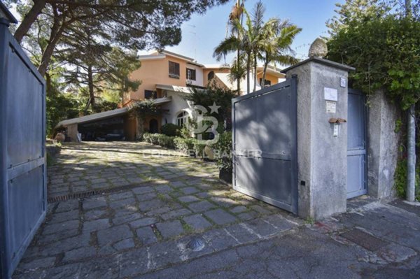 casa indipendente in vendita ad Aci Castello
