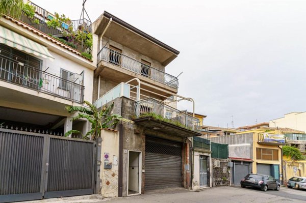 casa indipendente in vendita ad Aci Castello in zona Ficarazzi