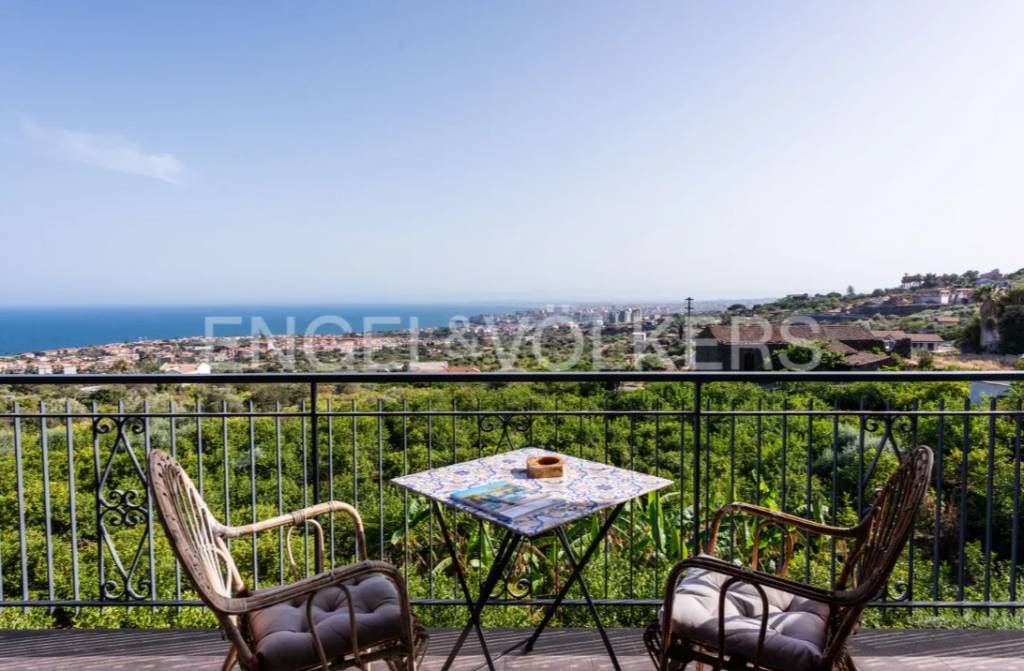 casa indipendente in vendita ad Aci Castello in zona Ficarazzi