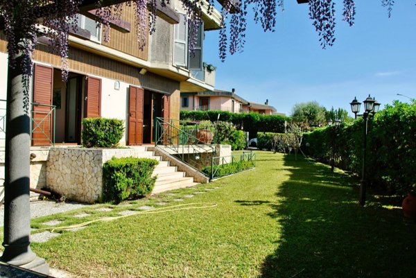 casa indipendente in vendita ad Aci Castello