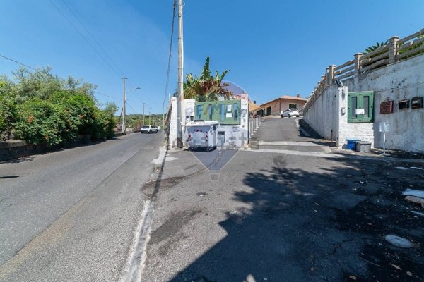 casa indipendente in vendita ad Aci Castello in zona Ficarazzi