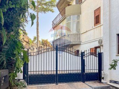 casa indipendente in vendita ad Aci Castello