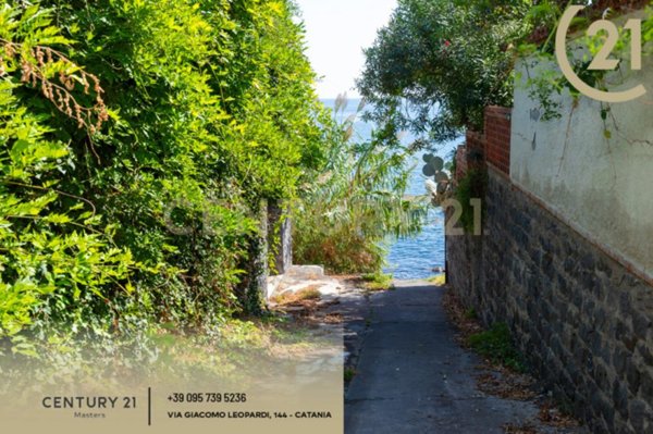 appartamento in vendita ad Aci Castello