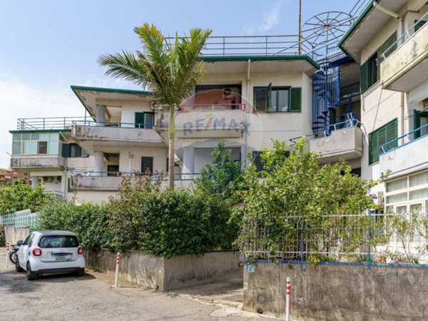 appartamento in vendita ad Aci Castello