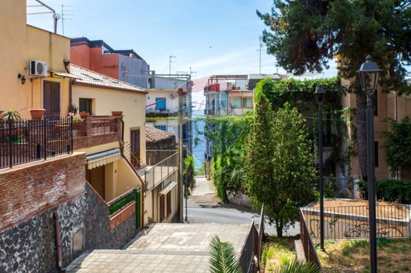 appartamento in vendita ad Aci Castello