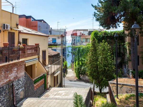 appartamento in vendita ad Aci Castello