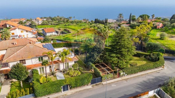 casa indipendente in vendita ad Aci Castello in zona Ficarazzi