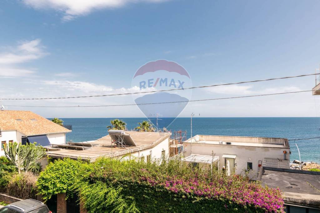 appartamento in vendita ad Aci Castello