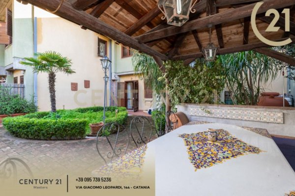 casa indipendente in vendita ad Aci Castello in zona Ficarazzi