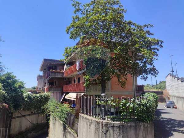 appartamento in vendita ad Aci Castello