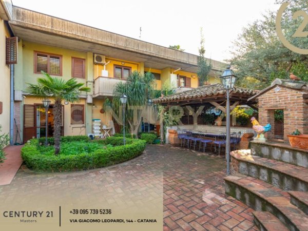 casa indipendente in vendita ad Aci Castello in zona Ficarazzi