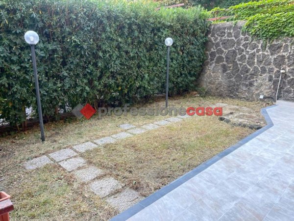 appartamento in vendita ad Aci Castello in zona Ficarazzi