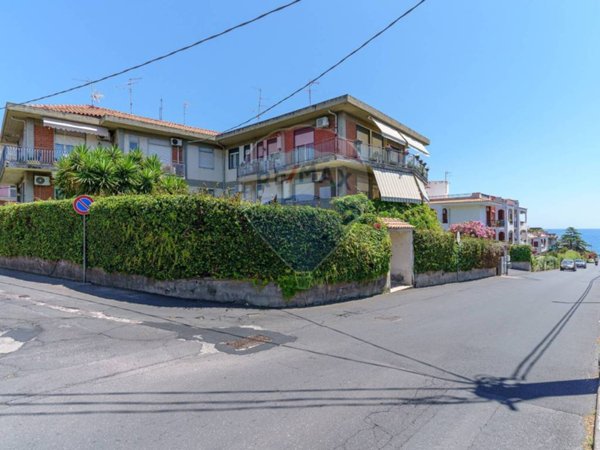 appartamento in vendita ad Aci Castello