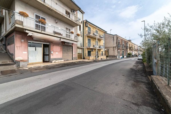 negozio in vendita ad Aci Castello in zona Ficarazzi