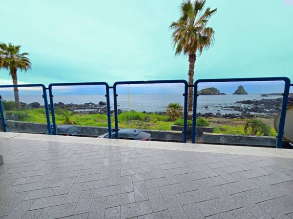 appartamento in vendita ad Aci Castello