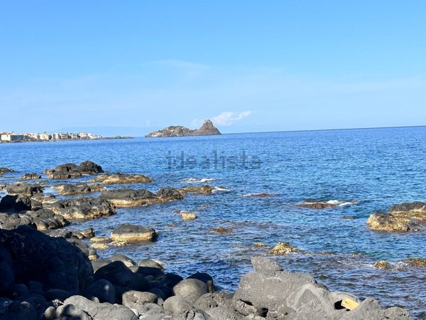 appartamento in vendita ad Aci Castello