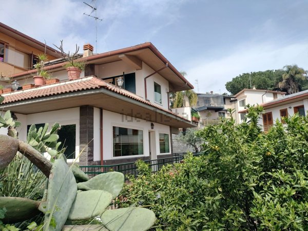casa indipendente in vendita ad Aci Castello