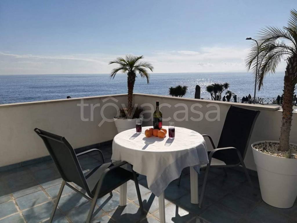 casa indipendente in vendita ad Aci Castello