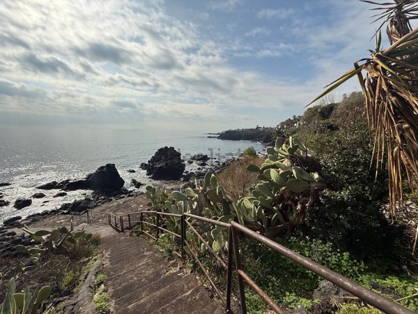 casa indipendente in vendita ad Aci Castello