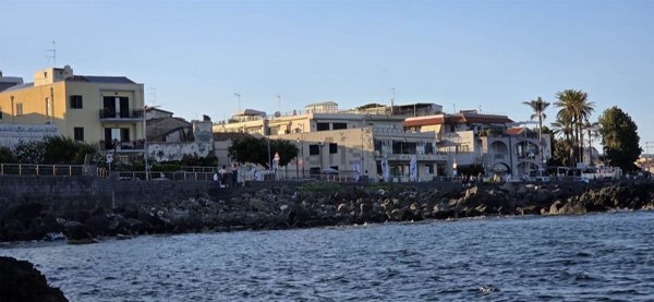 appartamento in vendita ad Aci Castello