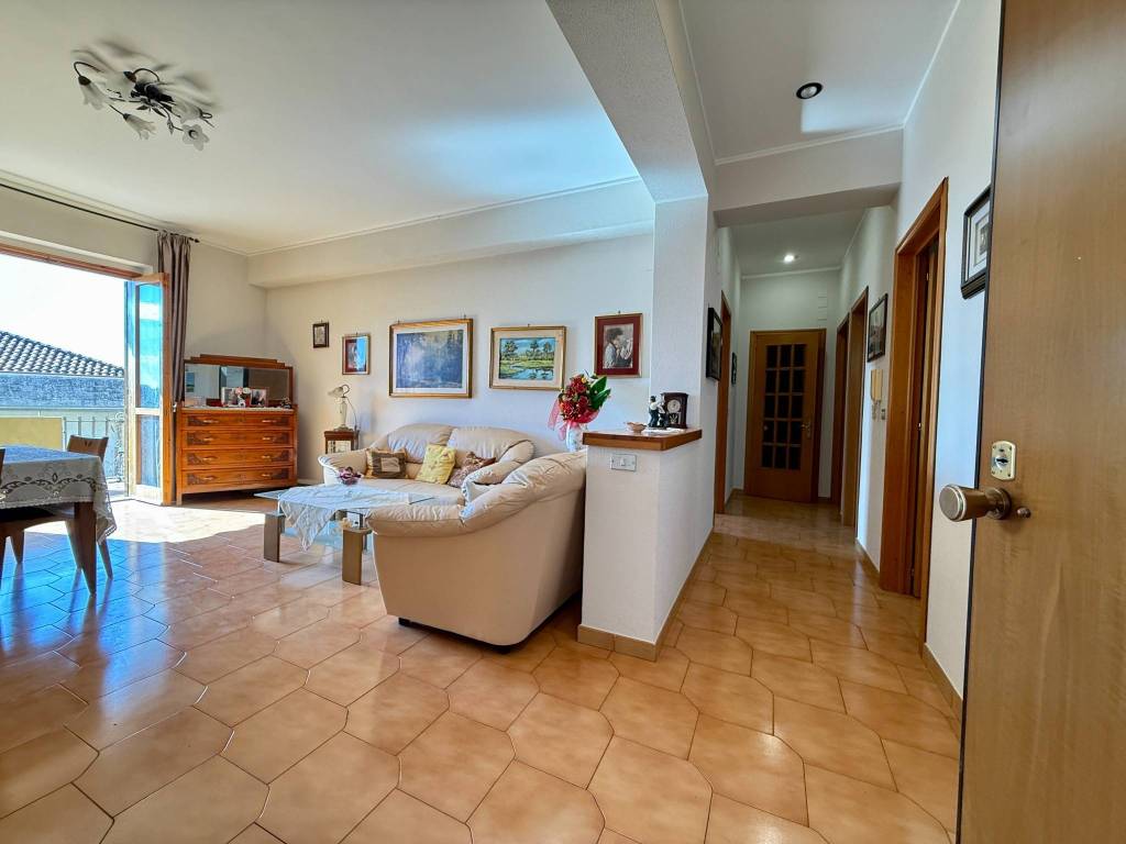 appartamento in vendita ad Aci Castello in zona Ficarazzi