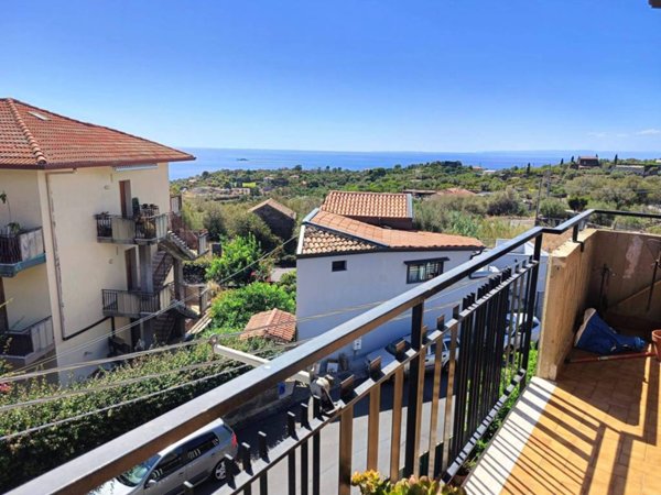 appartamento in vendita ad Aci Castello in zona Ficarazzi