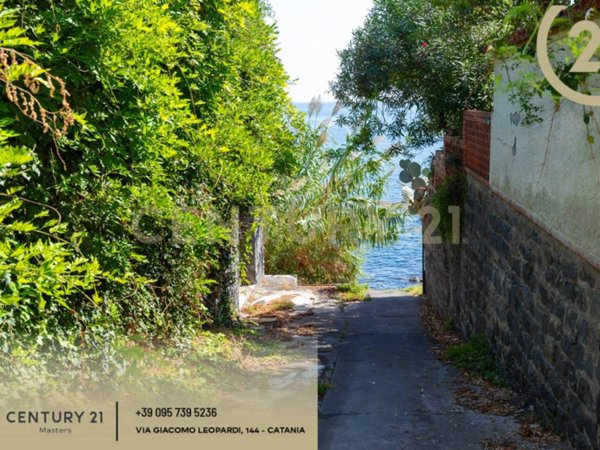 appartamento in vendita ad Aci Castello