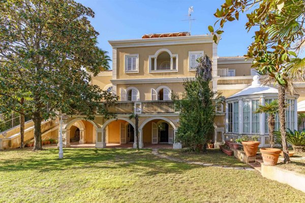 casa indipendente in vendita ad Aci Castello in zona Ficarazzi