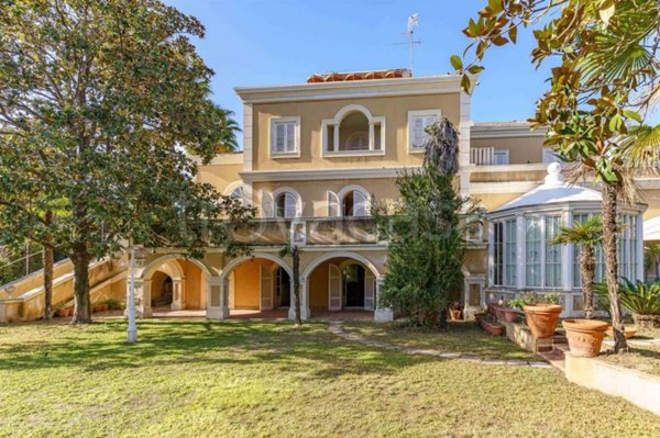 casa indipendente in vendita ad Aci Castello in zona Ficarazzi