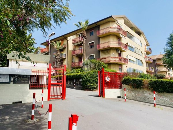 appartamento in vendita ad Aci Castello