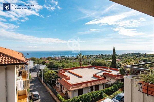 appartamento in vendita ad Aci Castello