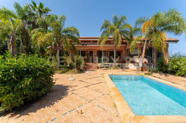 casa indipendente in vendita ad Aci Castello in zona Ficarazzi