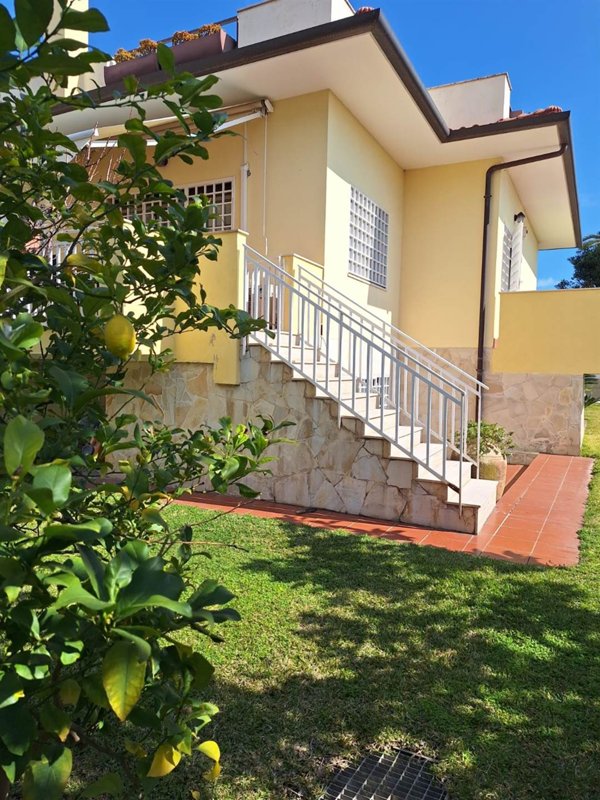 casa indipendente in vendita ad Aci Castello