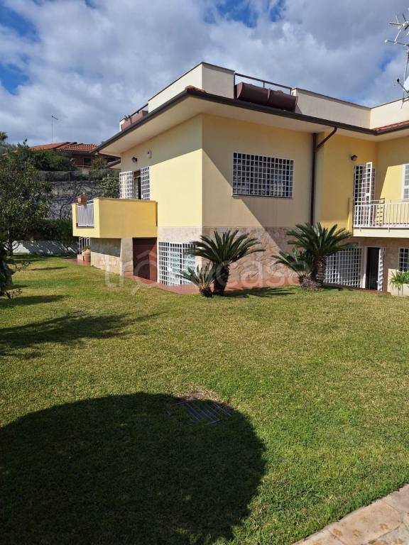 casa indipendente in vendita ad Aci Castello