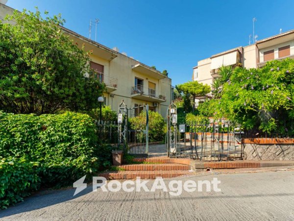 appartamento in vendita ad Aci Castello in zona Aci Trezza