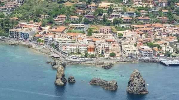 appartamento in vendita ad Aci Castello in zona Aci Trezza