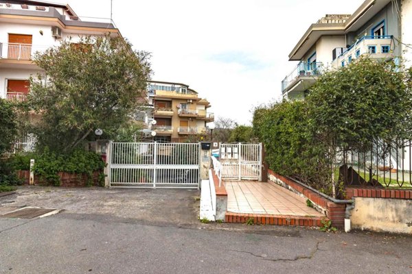 appartamento in vendita ad Aci Castello