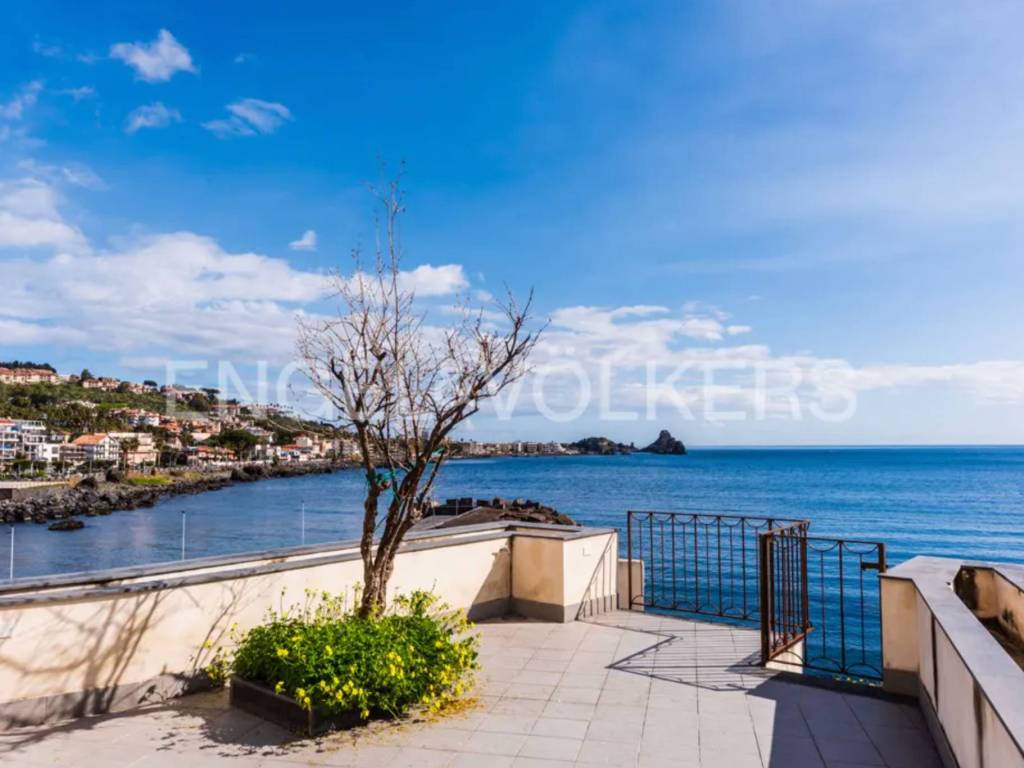 casa indipendente in vendita ad Aci Castello in zona Aci Trezza