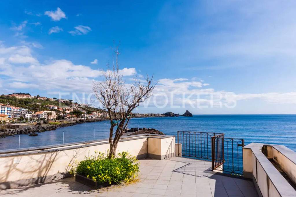 casa indipendente in vendita ad Aci Castello in zona Aci Trezza