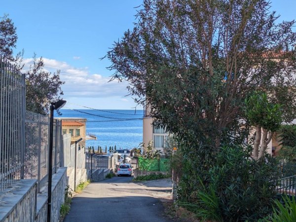 appartamento in vendita ad Aci Castello in zona Aci Trezza