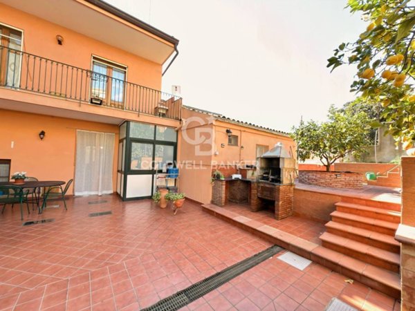 casa indipendente in vendita ad Aci Castello in zona Ficarazzi