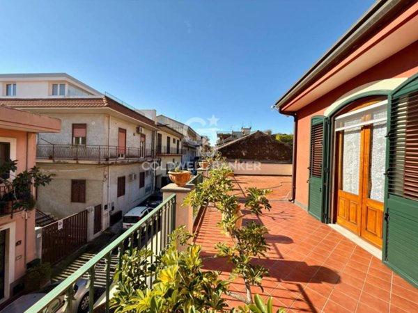casa indipendente in vendita ad Aci Castello in zona Ficarazzi