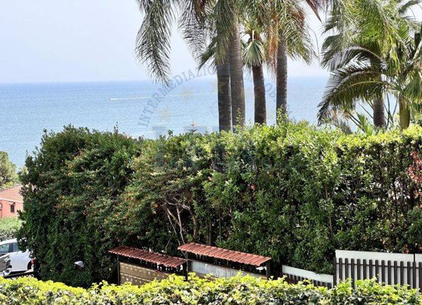 appartamento in vendita ad Aci Castello