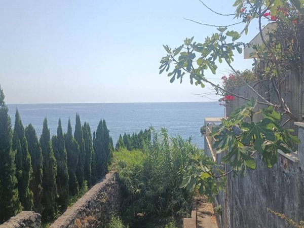 appartamento in vendita ad Aci Castello in zona Aci Trezza