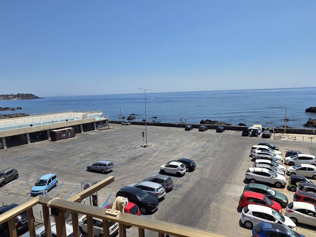appartamento in vendita ad Aci Castello