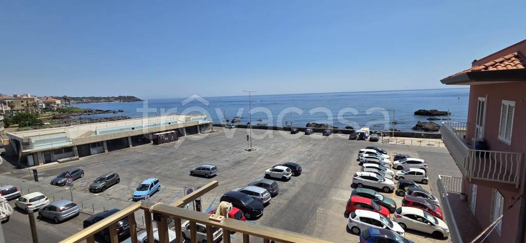 appartamento in vendita ad Aci Castello