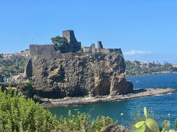 appartamento in vendita ad Aci Castello