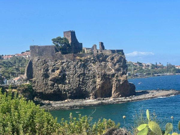 appartamento in vendita ad Aci Castello