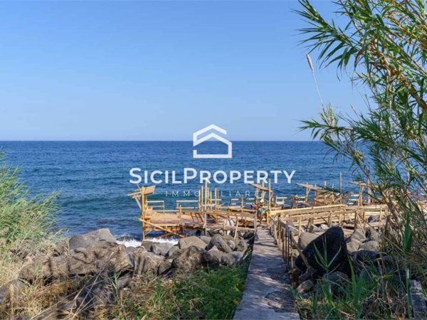 appartamento in vendita ad Aci Castello