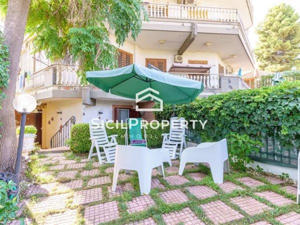 appartamento in vendita ad Aci Castello